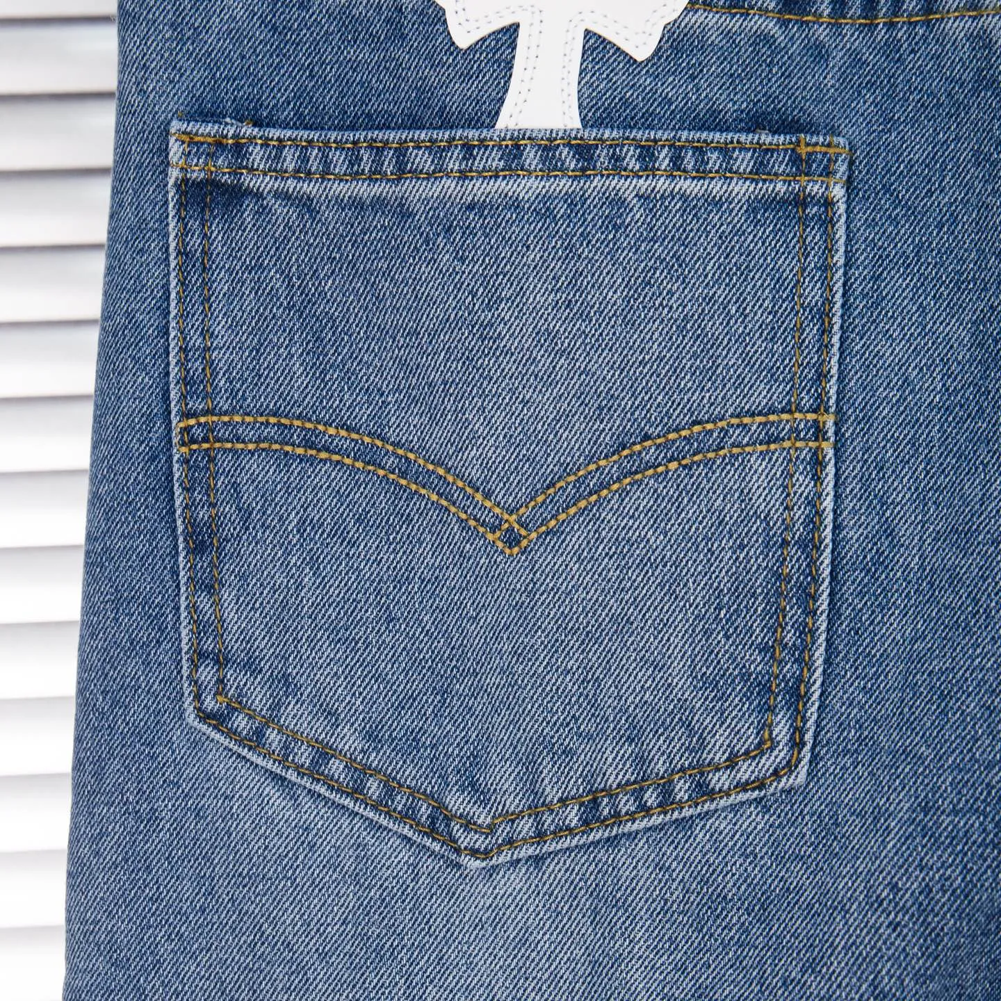 P210 Chrome Hearts jeans, blue and white leather. As we all know, chromehearts jeans use vintage Levis jeans as the base for creation. They usually add their own unique silver buckles and silver ornaments, plus leather embellishments. This is what doubles the value of these vintage jeans. Because the base is vintage jeans, the jeans themselves have become very soft and comfortable after years of baptism. This can be distinguished from ordinary jeans. Regarding the size, you should also refer to the pants data. Style number: 1780# Size: 28 30 32 34 36